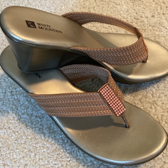White Mountain Brand Size 8-1/2 Bronze Metallic Sandals EUC - Picture 2 of 7